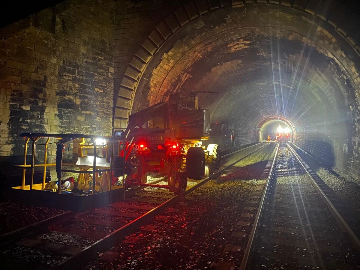 Nacelle rail-route ARROUGÉ RAIL SERVICE en intervention de nuit en tunnel
